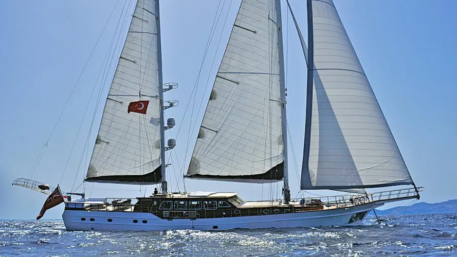blue-eyes-yacht-sailing