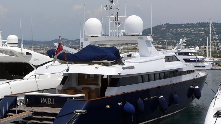 pari-yacht-exterior