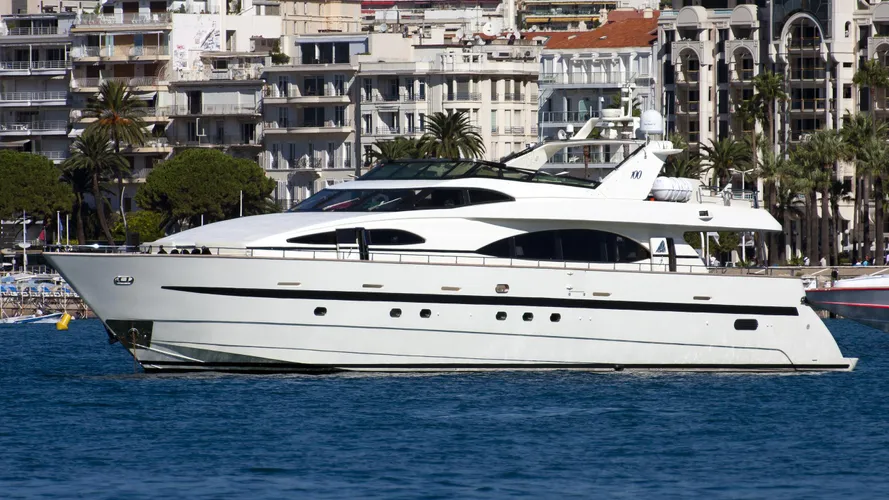accama-yacht-exterior