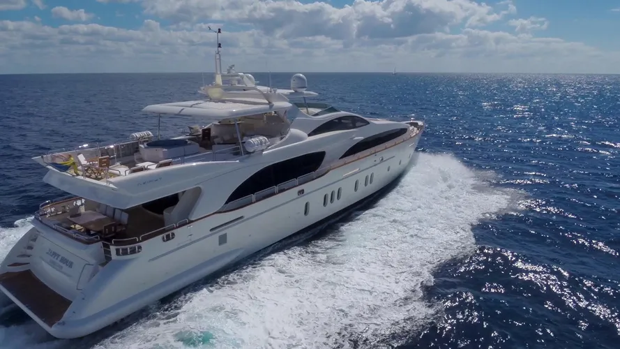 happy-hour-yacht-running