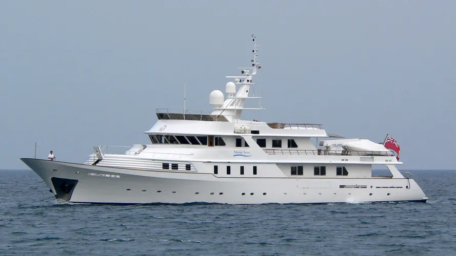 shake-n-bake-yacht-exterior
