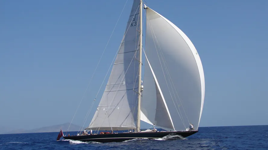 shamrock-v-yacht