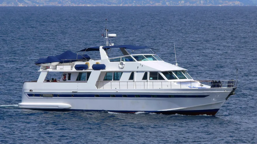 jacaranda-bleu-yacht-exterior