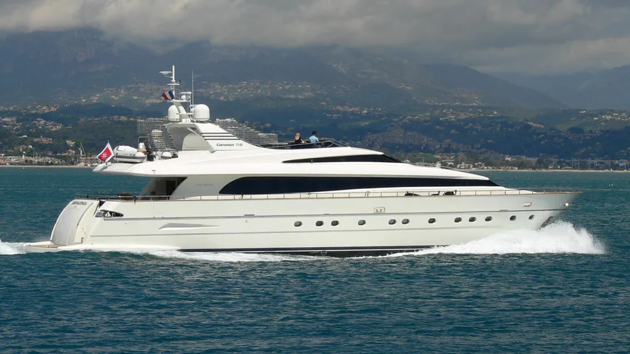 layazula-yacht-exterior