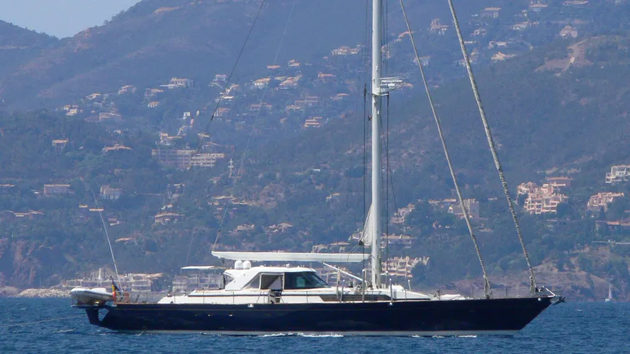 lilu-yacht-exterior