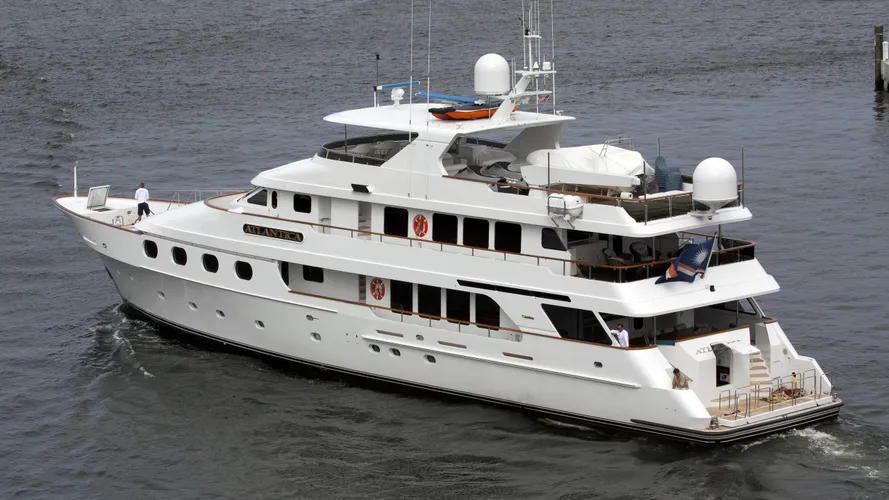 queen d atlantica motoryacht christensen 36m 2000 half stern