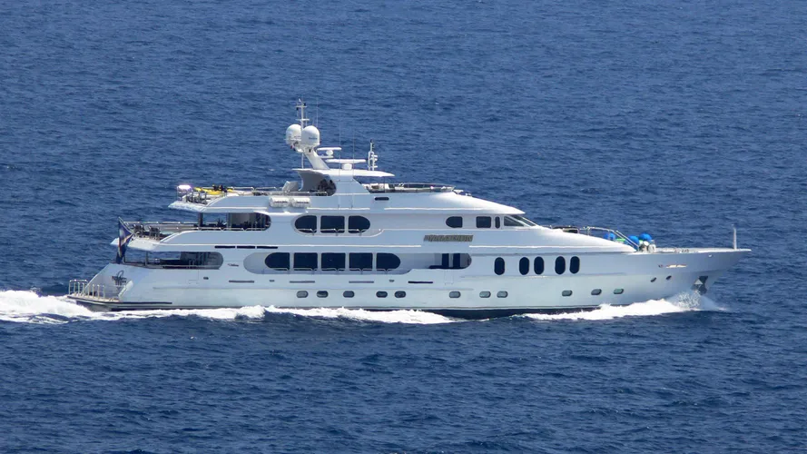 no-comment-yacht-exterior
