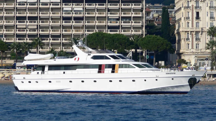 ipsum-yacht-exterior