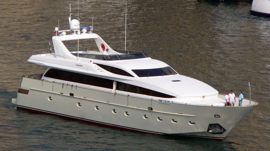 alila-yacht-exterior