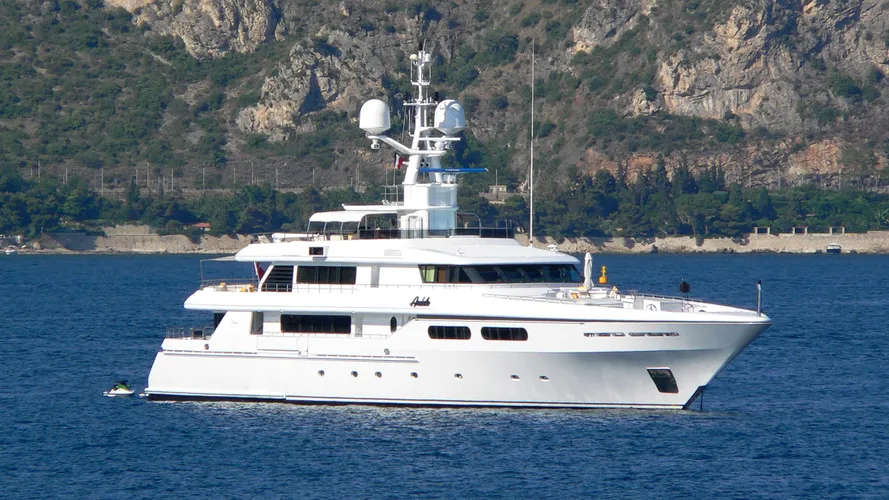 olmida-yacht-exterior