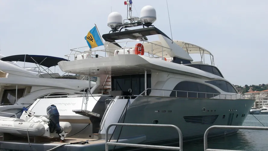 hummingbird-yacht-exterior