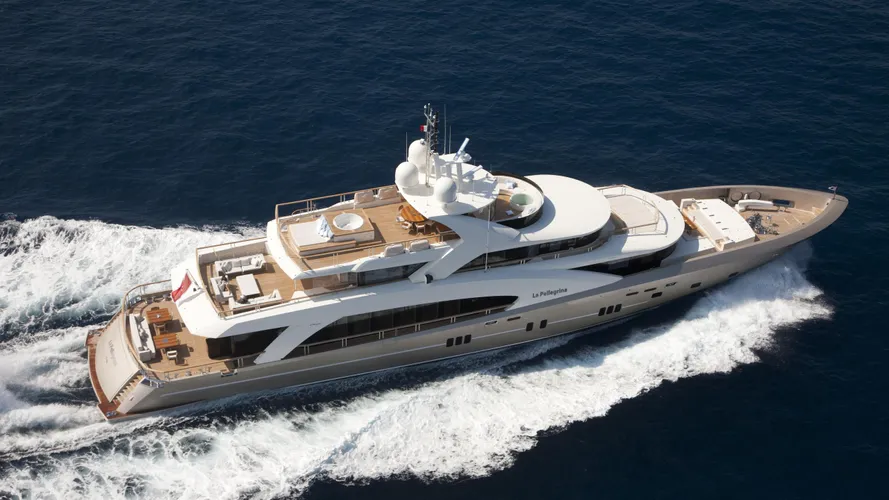 La-Pellegrina-yacht-cruising