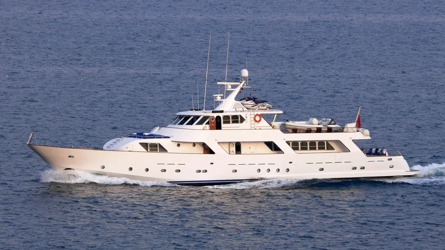 ava-yacht-exterior