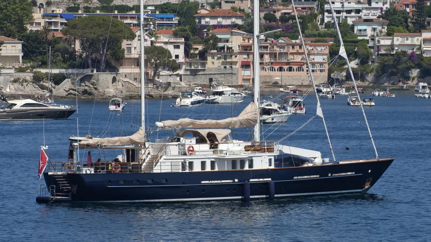 sunny-hill-yacht-exterior