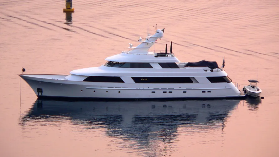 cv9-yacht-exterior