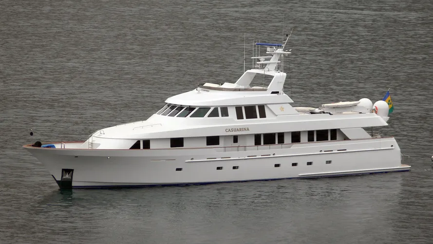 beija flor motoryacht delta marine half profile