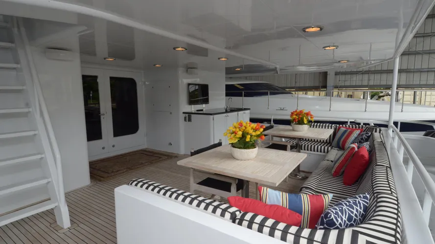 silent-wings-ii-yacht-for-sale-aft-dining