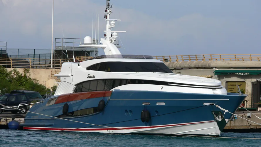 benita-blue-yacht-exterior