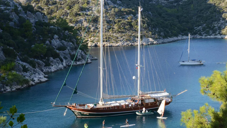 carpe-diem-i-yacht-at-anchor