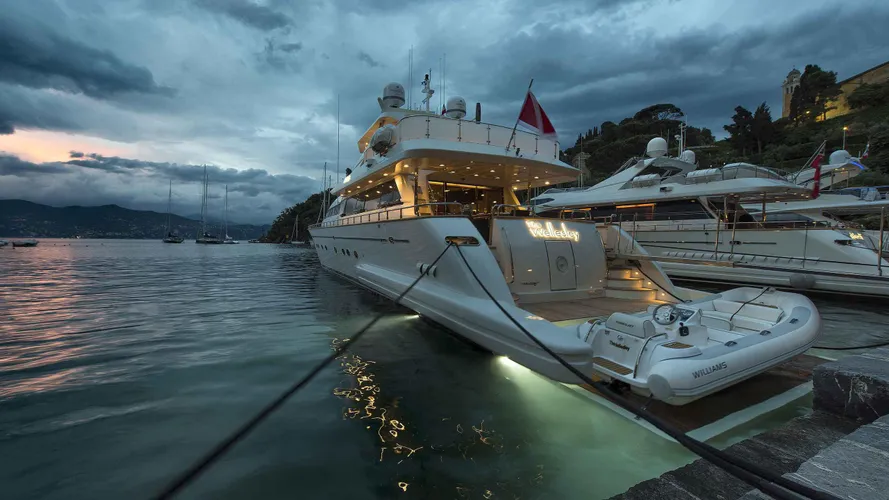 the-wellesley-yacht-stern