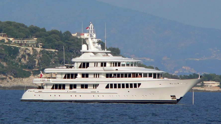 utopia-yacht-exterior