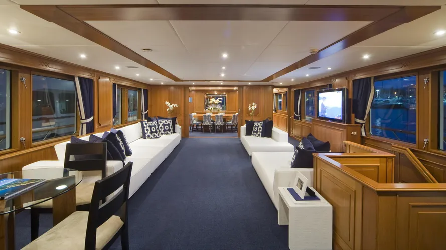audacia-yacht-saloon