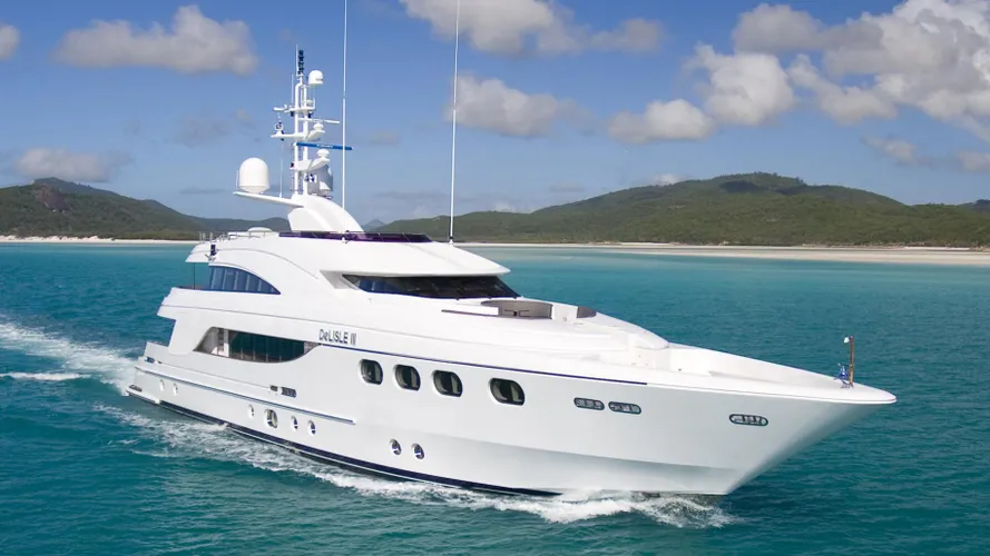 delise-III-yacht-cruising
