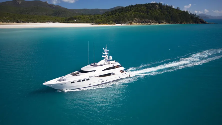 delise-III-yacht-cruising