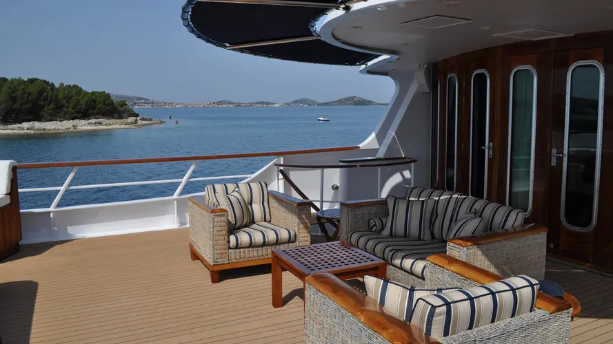 sea-lion-yacht-aft-deck