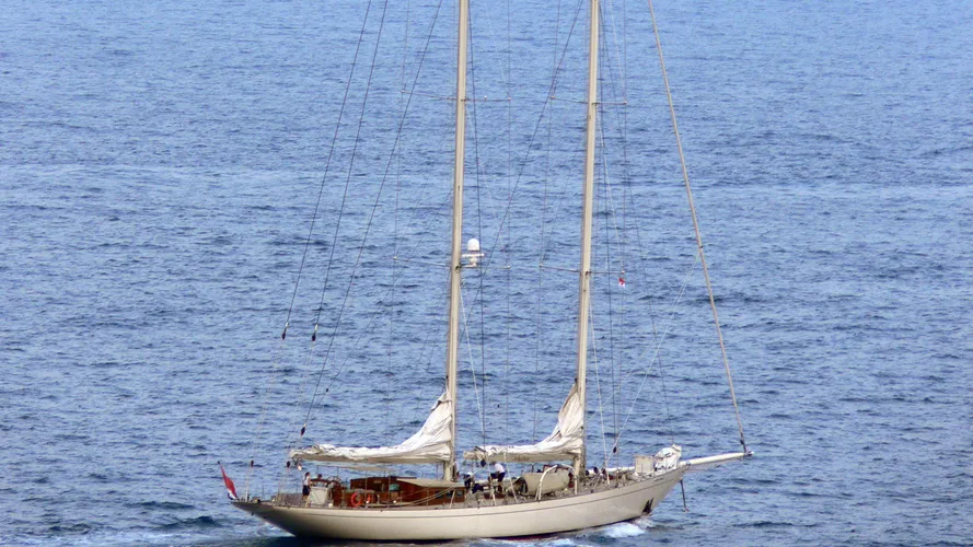 windrose-yacht-exterior