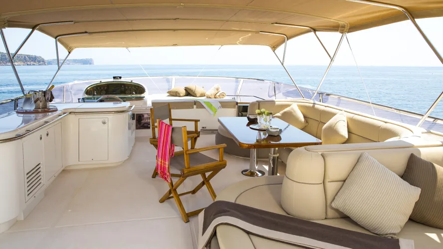 vogue-yacht-fly-deck