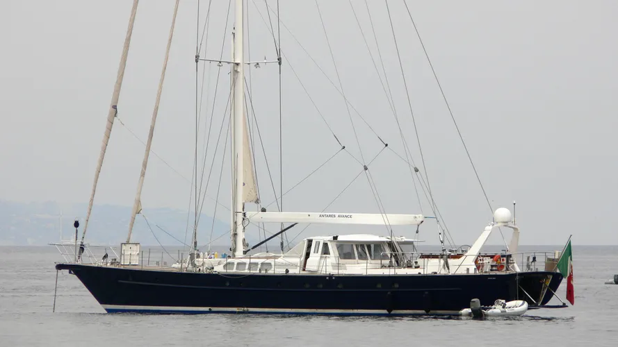 antares-avance-yacht-exterior