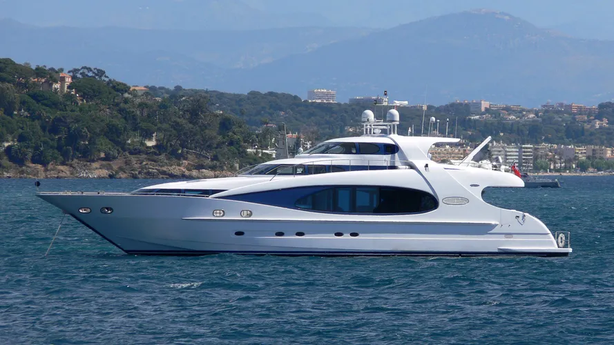 cest-la-vie-yacht-exterior