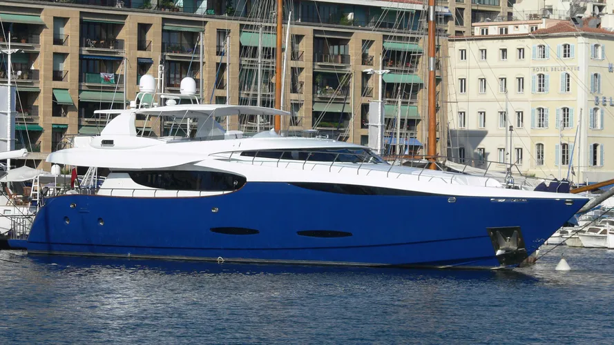 clarity-yacht-exterior