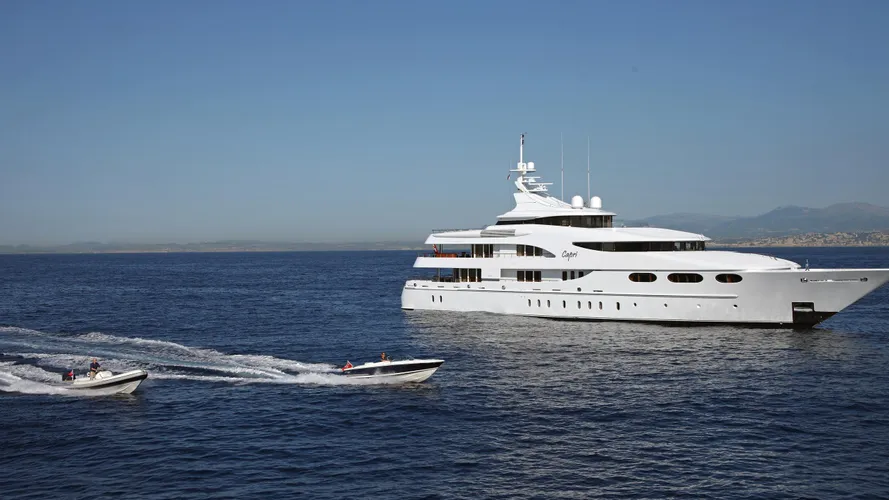 capri-yacht-running
