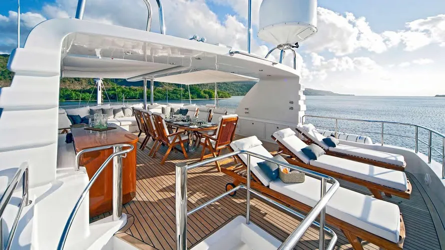 koi-yacht-sun-deck