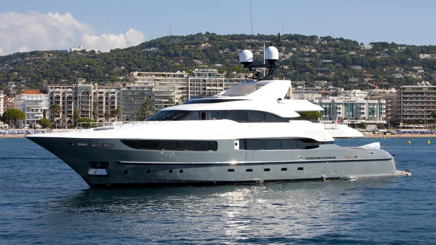 legenda-yacht-exterior