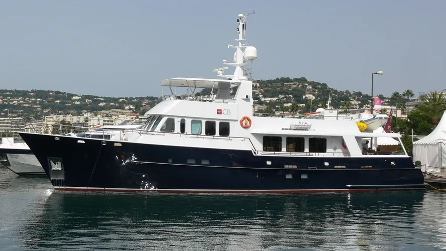 commercial-break-yacht-exterior