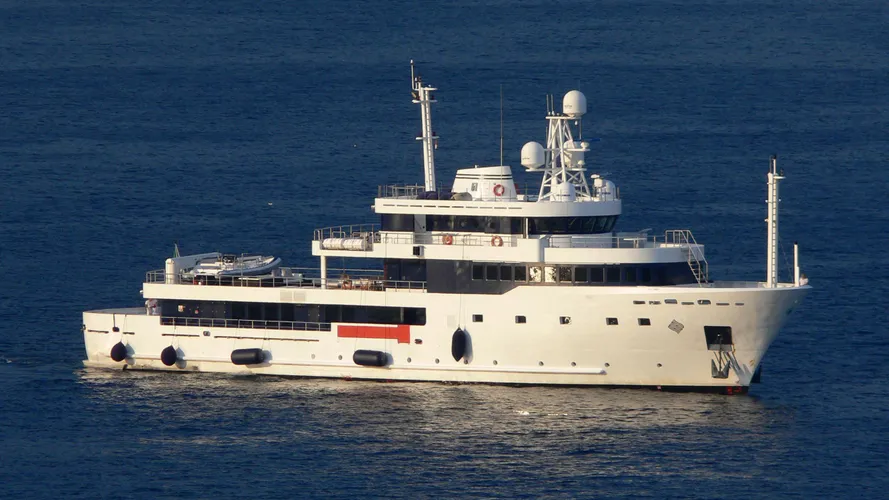 tribu-yacht-exterior