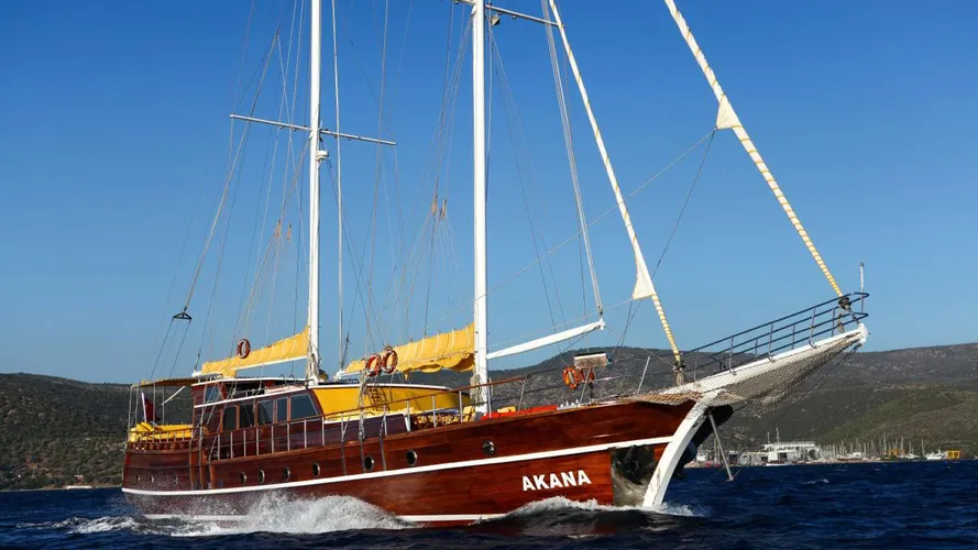 akana-yacht-cruising