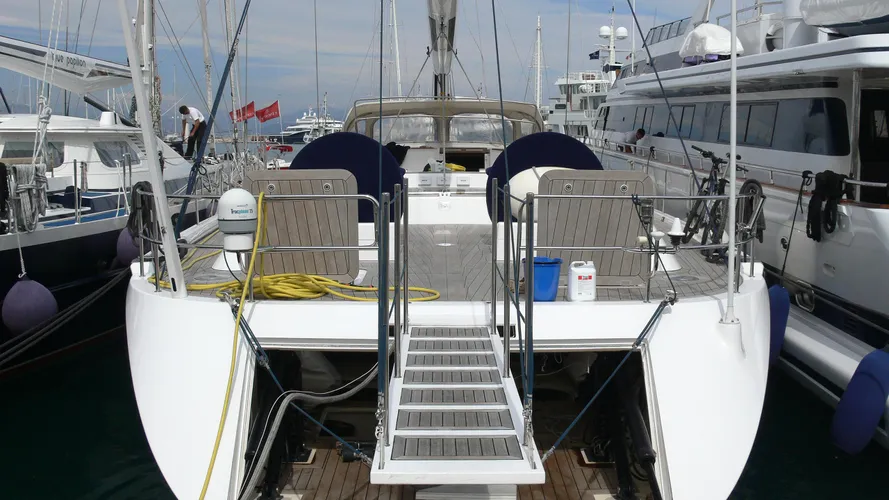 gibian-sailing-yacht-wally-100-2000-30m-stern