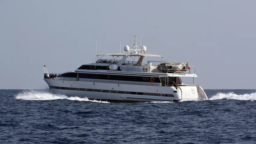 queen-south-yacht-exterior