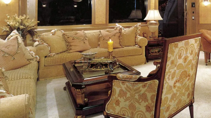 mona-liza-yacht-saloon