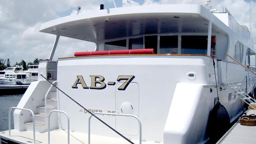 clarissa-yacht-stern