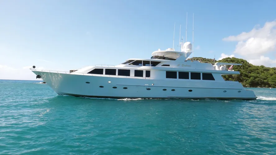asalute-yacht-cruising