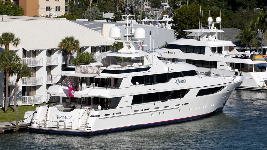 aquavita-yacht-exterior