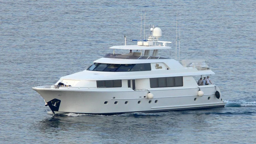 chief-yacht-exterior