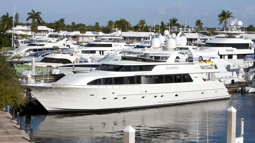 invicta-yacht-exterior