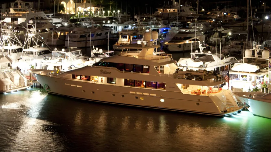 chasing-daylight-yacht-exterior