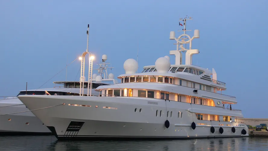 tueq-yacht-exterior